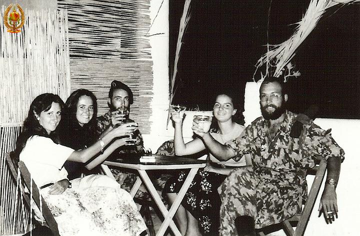 Confraternizando con la población civil (Garrucha agosto 1979).jpg